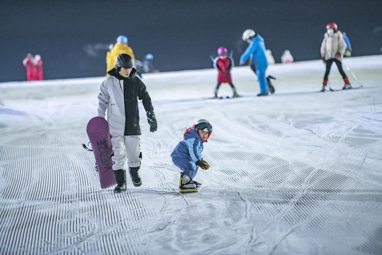 雪友在长春滑雪场体验。