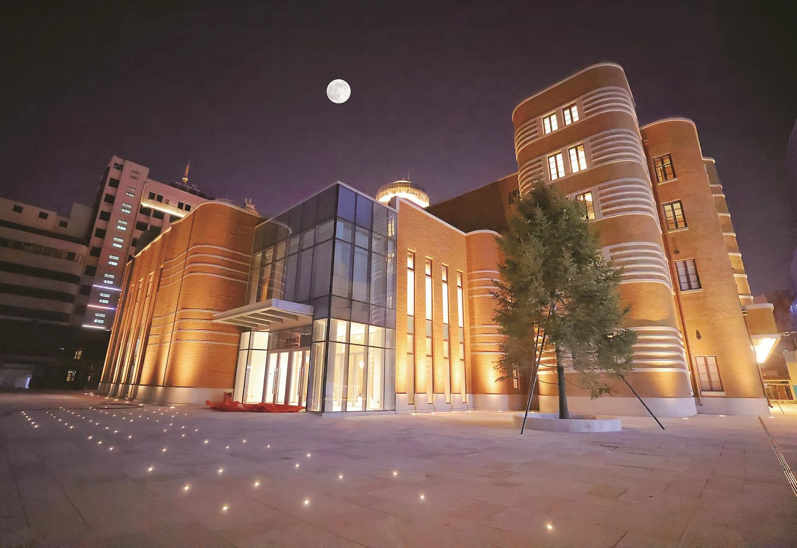 近日，长春市近百年历史的丰乐剧场历经一年修缮，正式竣工并通过验收，更名为吉林省音乐厅。图为月光笼罩下的吉林省音乐厅。本报记者 潘硕 摄