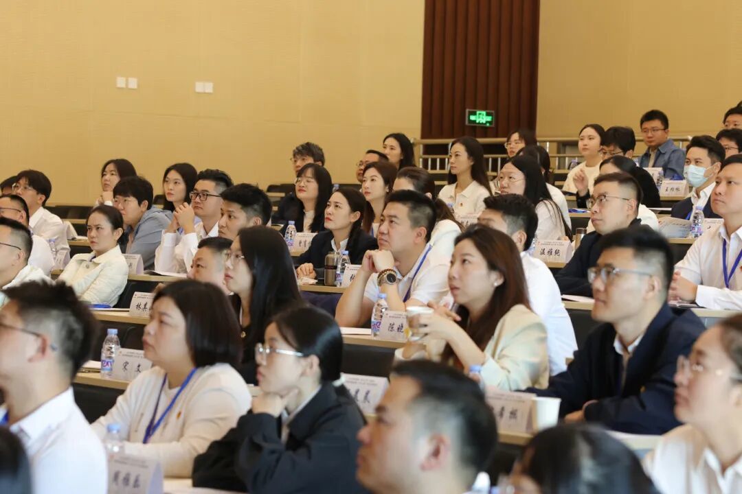 ▲学员听取吴小池讲授《明辨笃行——应对意识形态热点问题的思考与策略》