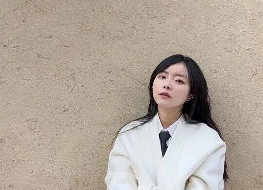 李萌,来自小镇,自认是从地下 50 米处长出来的植物。先后就职《羊城晚报》、优酷土豆、腾讯视频、乐华娱乐等。