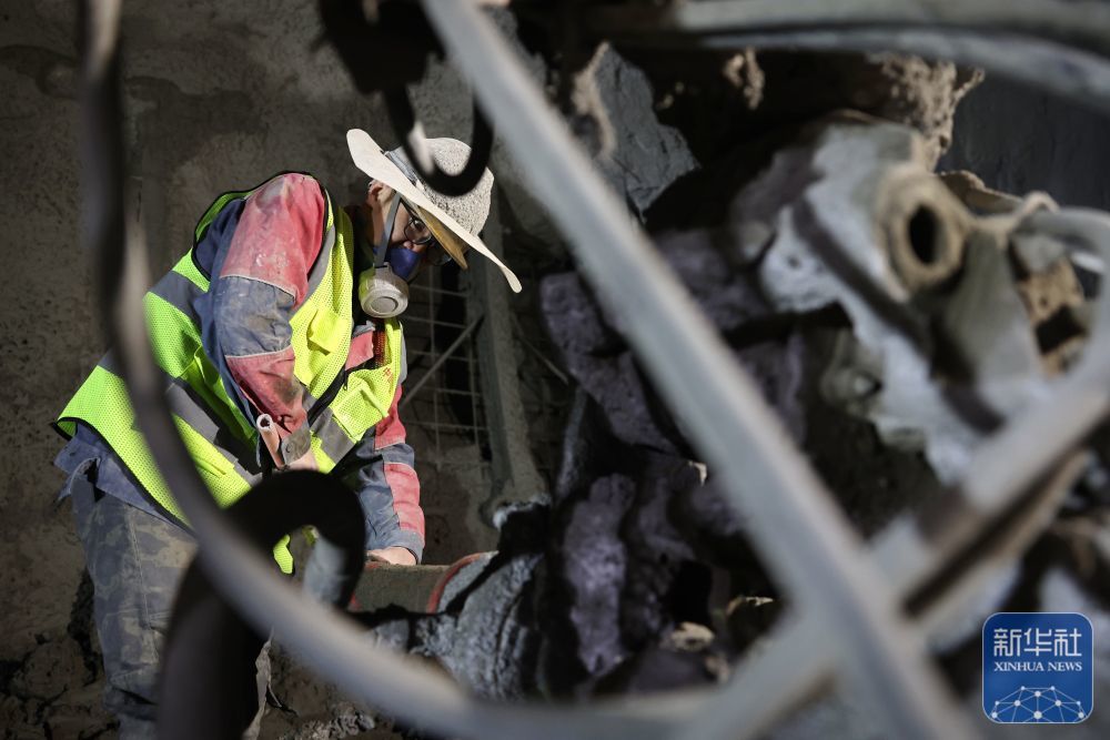 ↑12月2日,中铁二十局的施工人员在兰永临高速公路辛家隧道内准备进行喷浆作业。