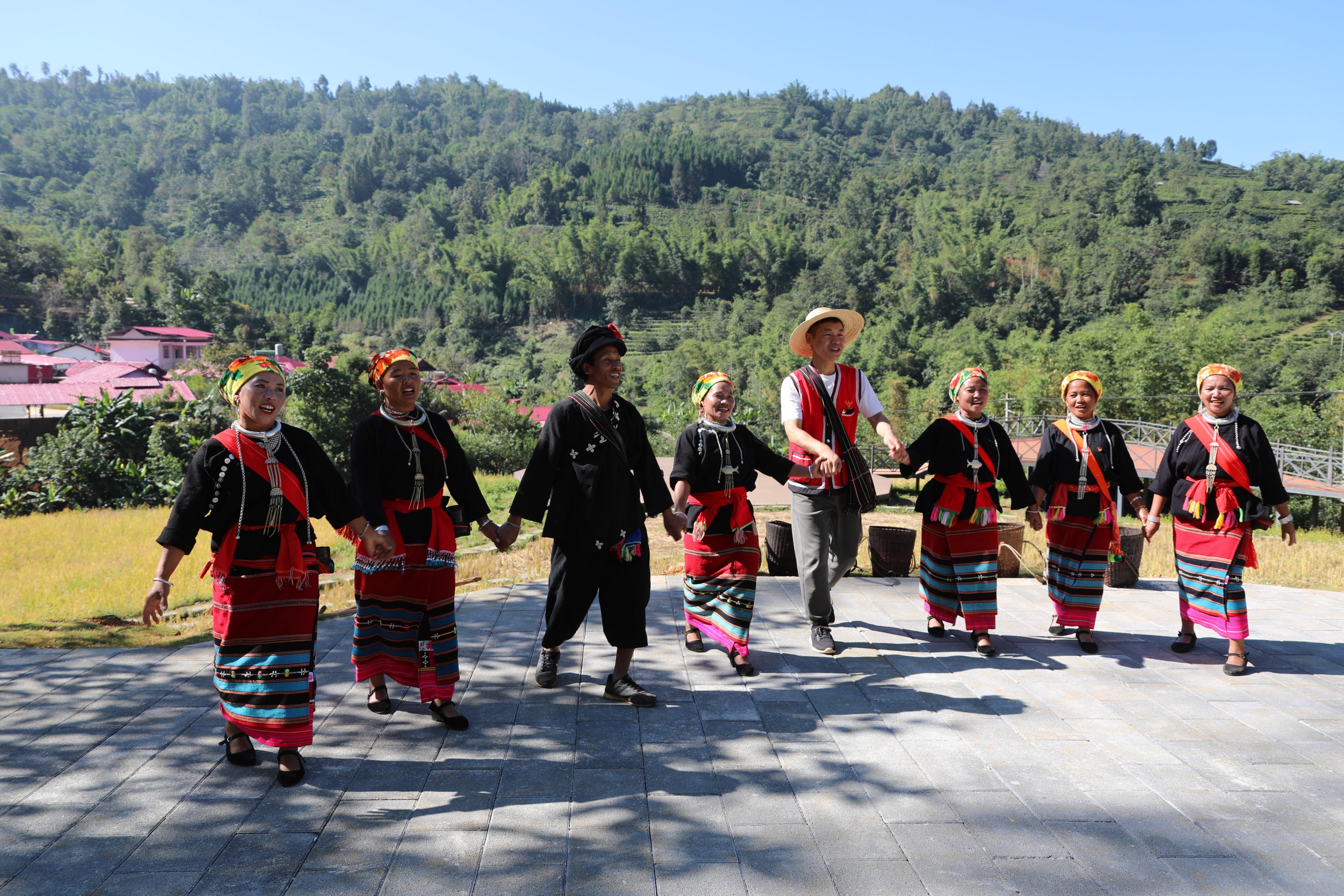 劉圣偉(右4)與當地村民共唱幸福歌