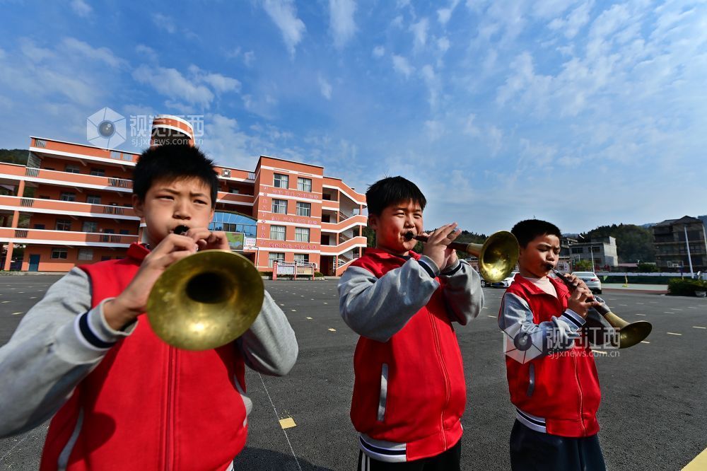2025年12月2日，在江西省宜春市万载县高村镇中心小学，学生在课间练习唢呐。