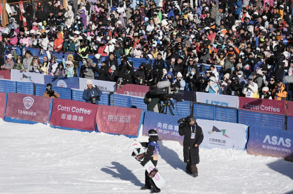 11月29日,中国选手葛春宇在决赛中完成第二跳后向观众致意。当日,国际雪联大跳台世界杯云顶站单板滑雪男子组决赛在河北省张家口市崇礼区云顶滑雪场进行。新华社记者 卢星吉 摄