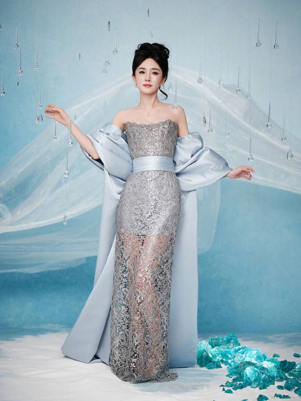 杨幂一双纤细美腿若隐若现，好身材超性感。