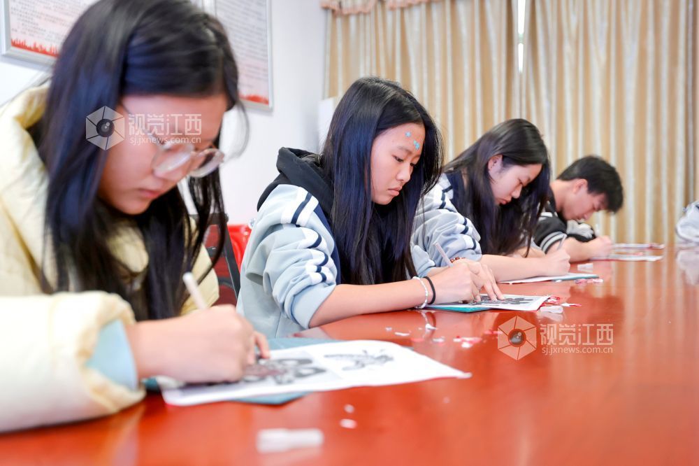 2025年12月4日,在江西省吉安市峡江县职业中专,学生在练习剪纸。
