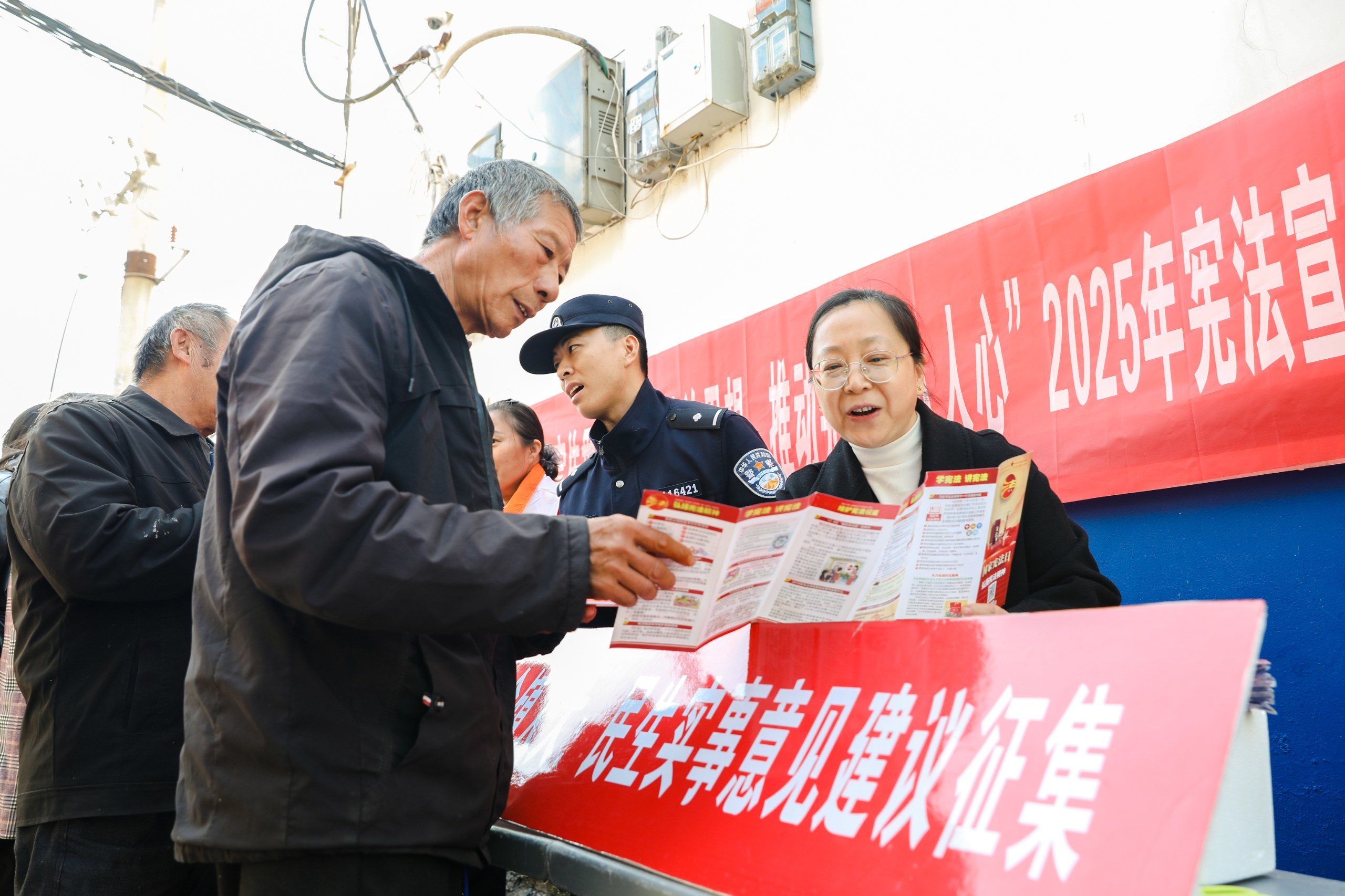 南丰镇大集普法：现场解答土地流转、防诈骗难题，发放材料800份