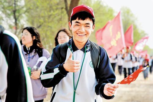 西藏阿里交流生参加衡水中学四十公里远足活动。