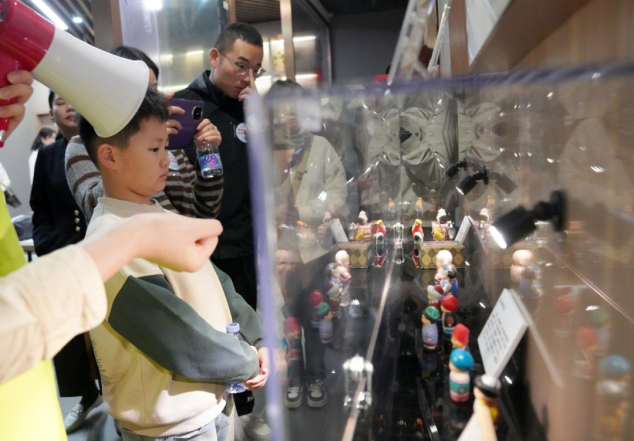 青少年群体在亲身参与走读活动的过程中，逐步重构了对这座城市的理解与感知。“原来深圳不只是课本里提到的小渔村啊！”一位四年级的小学生如此感叹，这句话生动地道出了许多年轻参与者的共同心声。通过实地走访和深入探察，他们逐渐意识到，深圳不仅拥有密集的摩天大楼和现代化的城市风貌，还保留着众多承载百年历史的文化痕迹——古老的祠堂、静默的古井以及充满生活气息的传统老街，这些都让他们对这座城市的多重面貌有了全新的认识。