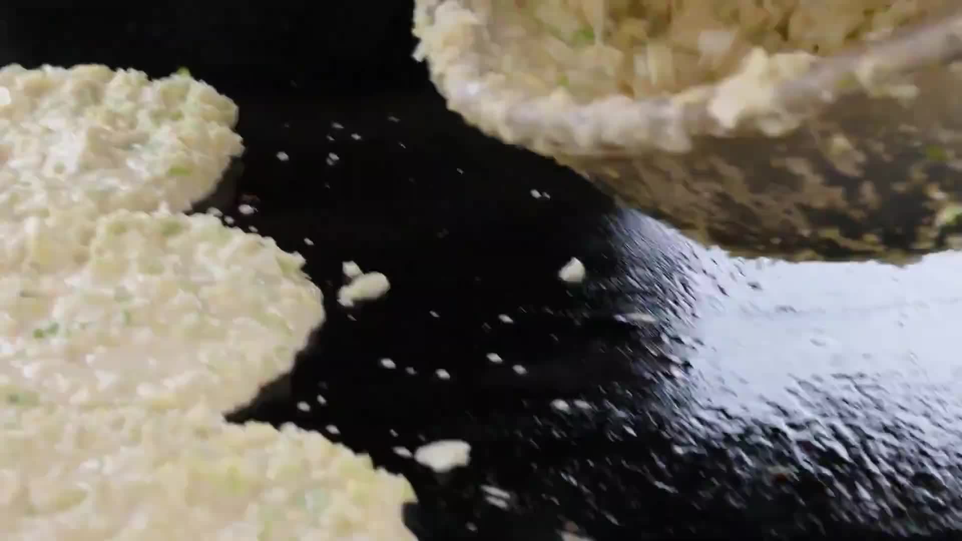 摆摊卖煎饼月入10万，小伙靠手艺发家致富，背着亲戚偷偷买3套房