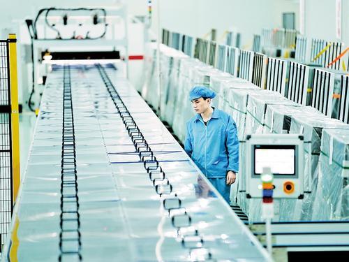 11月4日，邯郸中建材光电材料有限公司碲化镉发电玻璃生产线正在生产。 董源摄