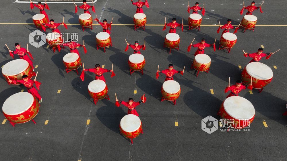 2025年12月2日，在江西省宜春市万载县高村镇中心小学，学生在课间练习战鼓。