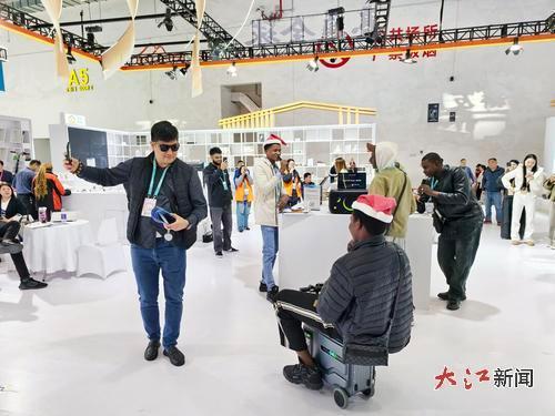 “赣贸优品 惠通全球”专题馆现场。（全媒体记者 陈春伟 摄）