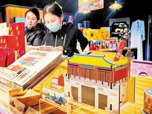 11月9日，游客在承德文创中心旗舰馆选购文创产品。 本组图片由本报记者陈宝云摄