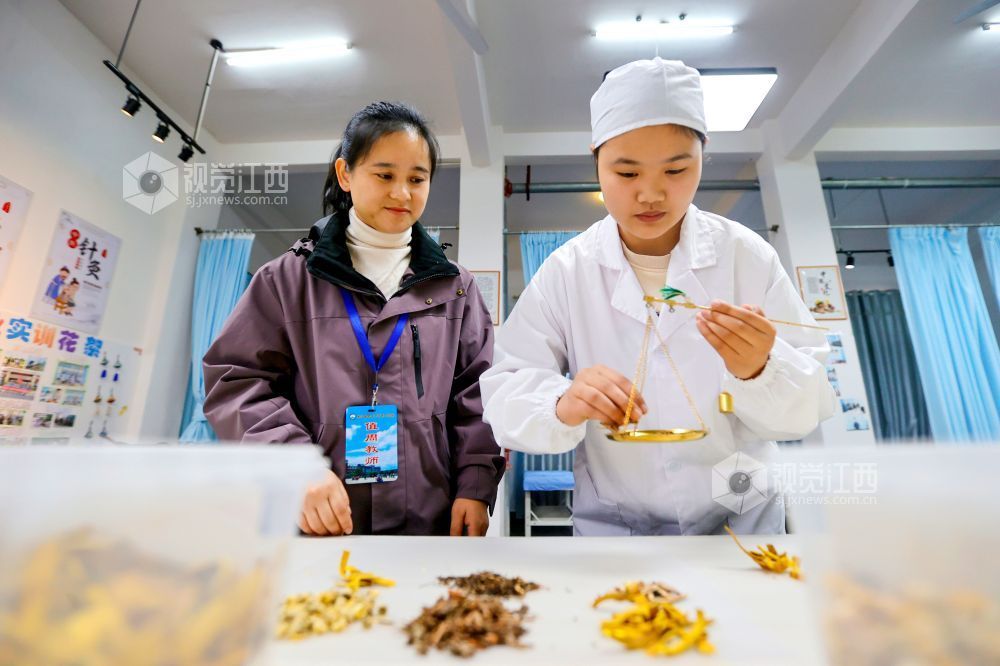 2025年12月4日,在江西省吉安市峡江县职业中专,学生在老师的指导下学习配制中药药方。