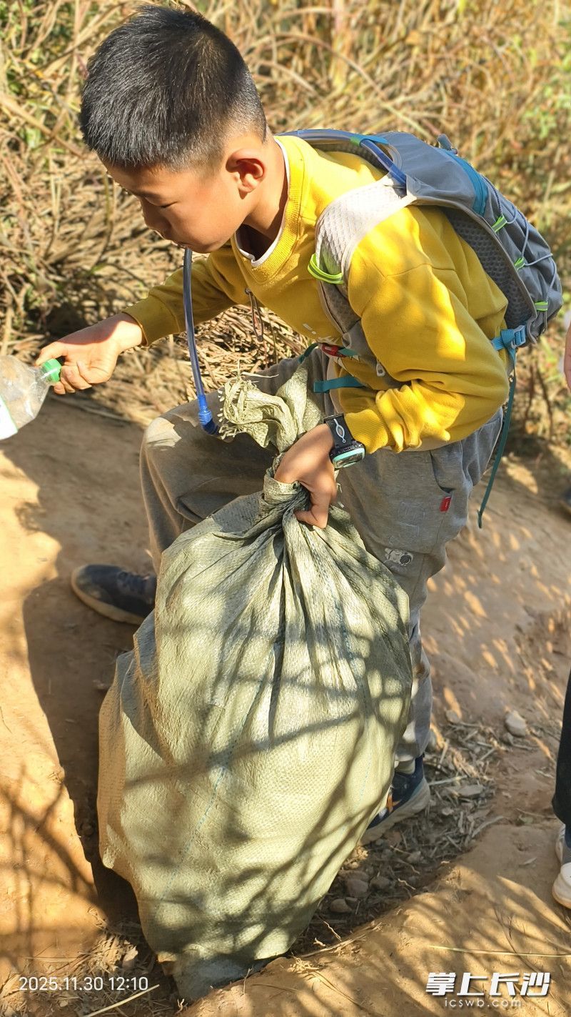 小朋友捡了一大袋垃圾。