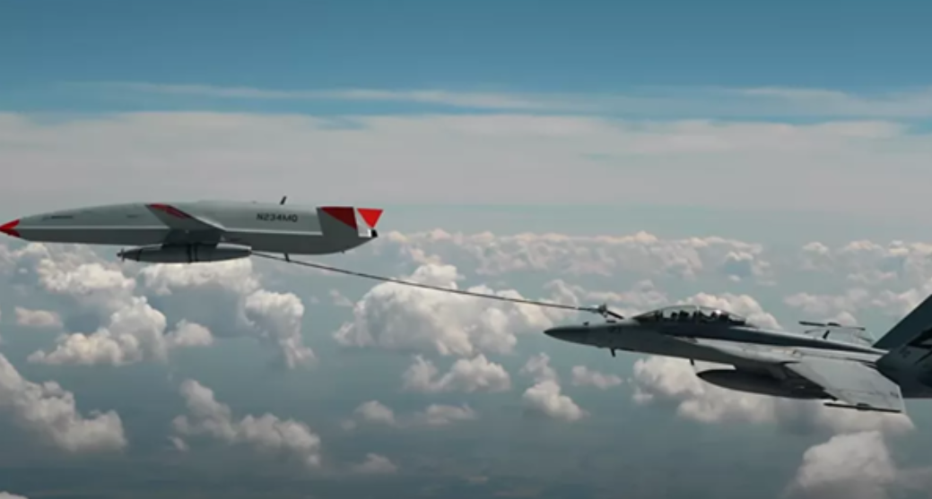 图为美军MQ-25“黄貂鱼”舰载无人机给F/A-18战斗机加油