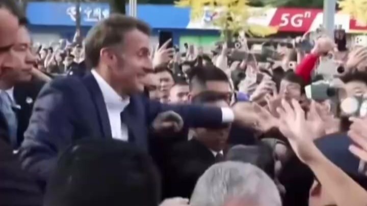 马克龙访问四川大学，与同学们热情互动