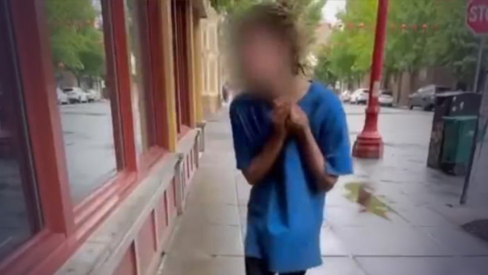 美国一名年轻女子吸毒后神志不清，当街乱扭