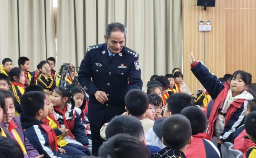 安全教育进校园,翁红华为学生科普安全知识。