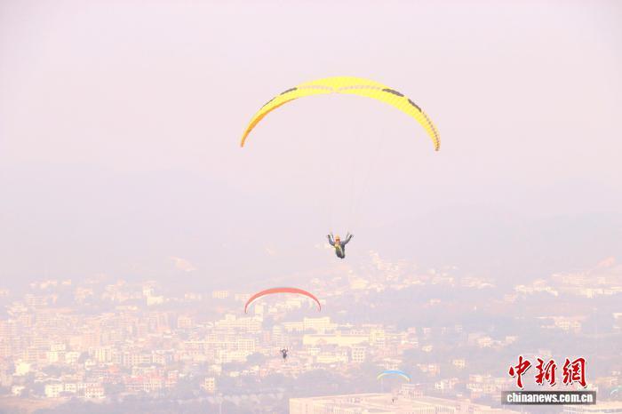 在蓝天“翱翔”的选手。 熊锦阳 摄