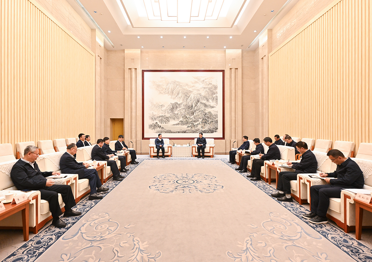 ▲12月1日下午,市委书记袁家军,市委副书记、市长胡衡华会见中国国新控股有限责任公司党委书记、董事长徐思伟,党委副书记黄耀文一行。记者 刘力 摄/视觉重庆