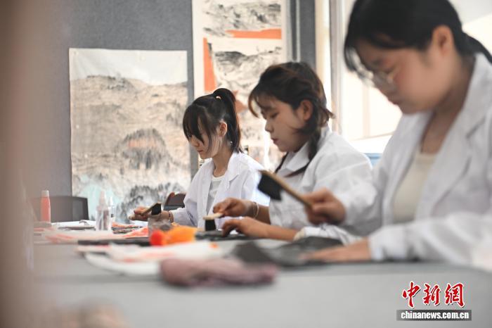 11月20日，在位于甘肃省兰州市的兰州职业技术学院内，文物修复与保护专业学生学习传统拓印技术。李亚龙　摄