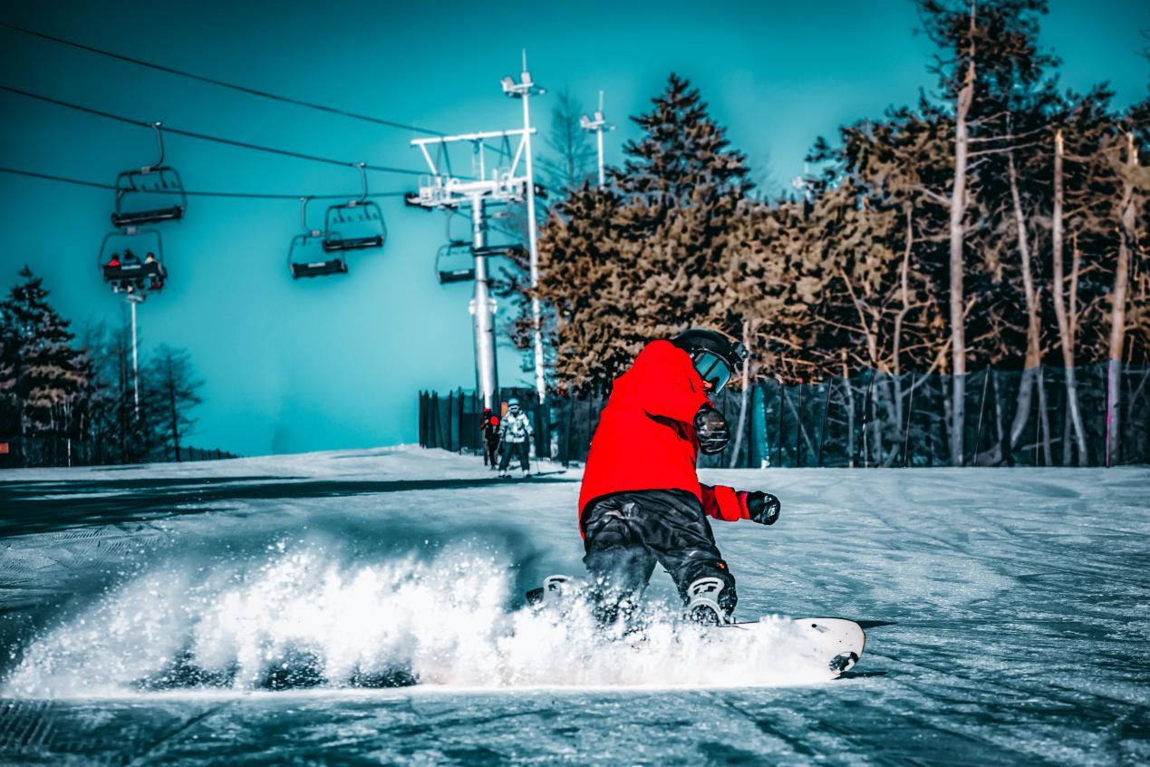 雪友在长春滑雪场畅滑。