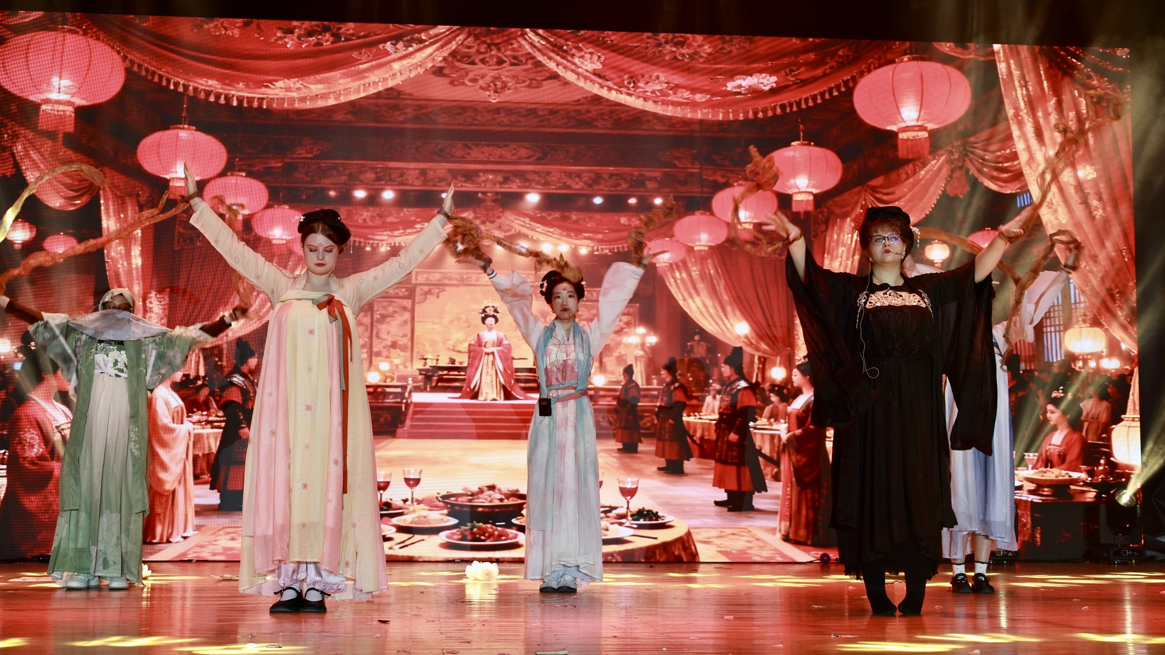 戏剧为媒 文旅出海! 浙江万里学院多国学子让中国故事“乘月远航”