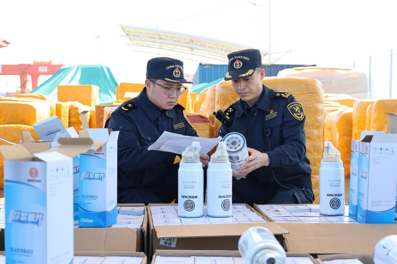 图为西安海关所属西安车站海关关员正在对通过中欧班列(西安)出口货物进行监管。西安车站海关供图