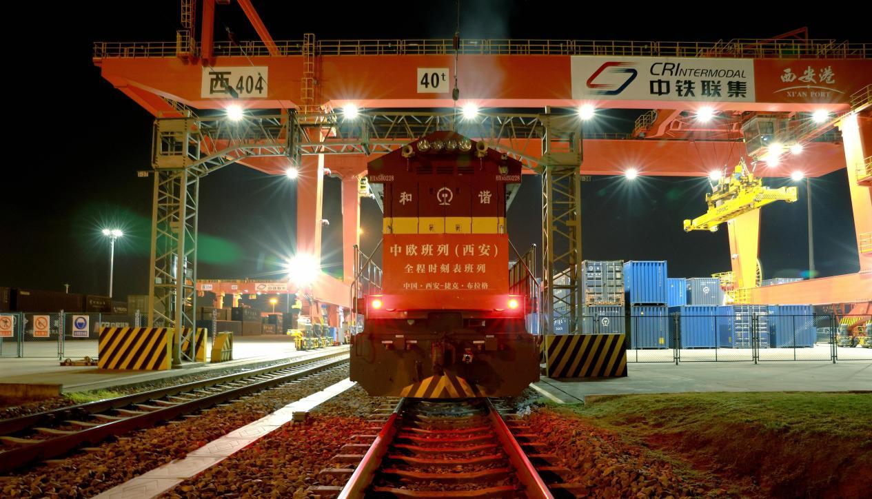 图为2025年11月19日清晨,全程时刻表中欧班列(西安—布拉格)从西安国际港站顺利首发。西安浐灞国际港供图