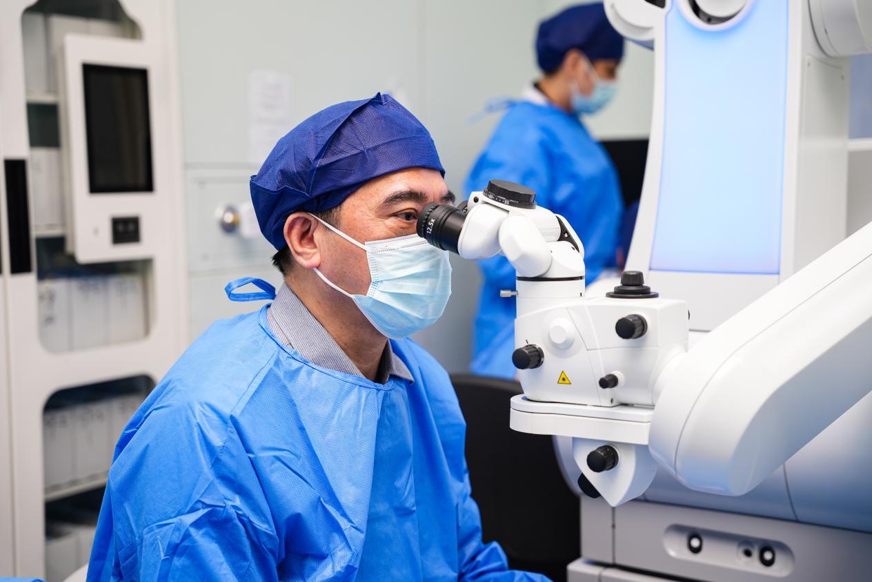 严宗辉主任为首批患者进行机器人全飞秒手术