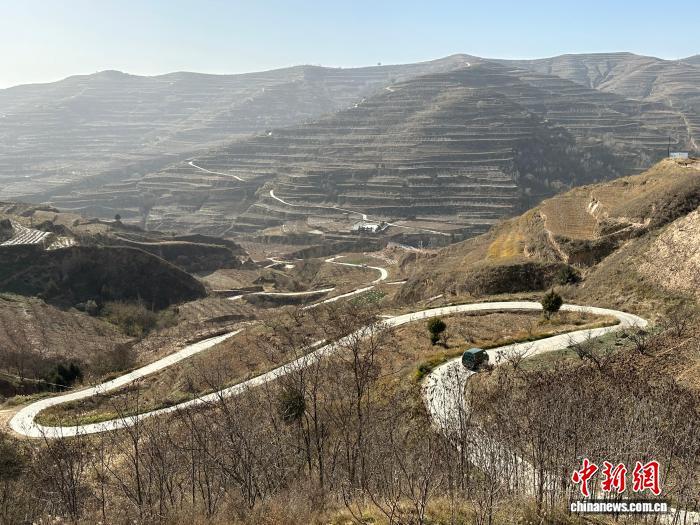 图为甘肃天水市境内的乡村公路上行驶的快递物流车辆(资料图)戴文昌 摄