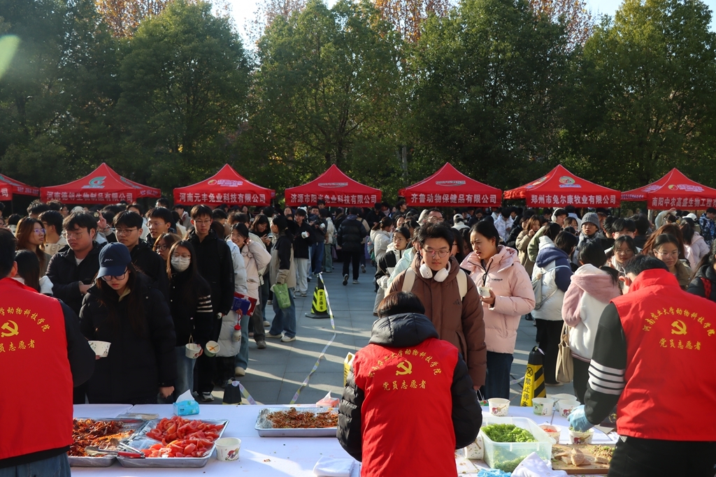 兔子不只可爱还可“啃” 看河南农大文化节的这场产业破壁之旅