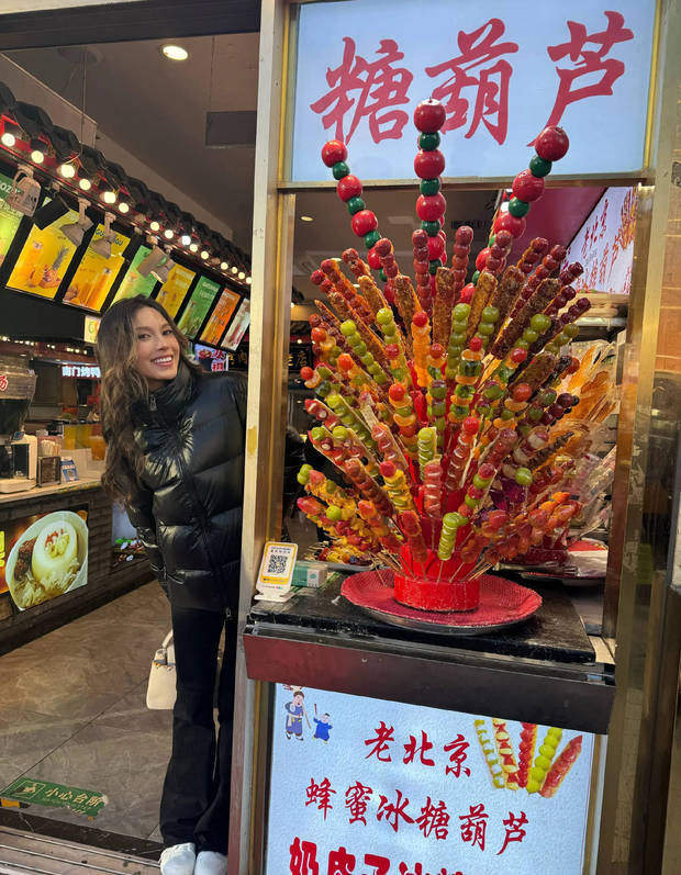 搜狐娱乐讯 2日,谷爱凌在社交平台上分享自己在北京生活的日常照,她在街上散步,驻足在老北京糖葫芦跟前拍照,面露甜美笑容,心情愉悦。