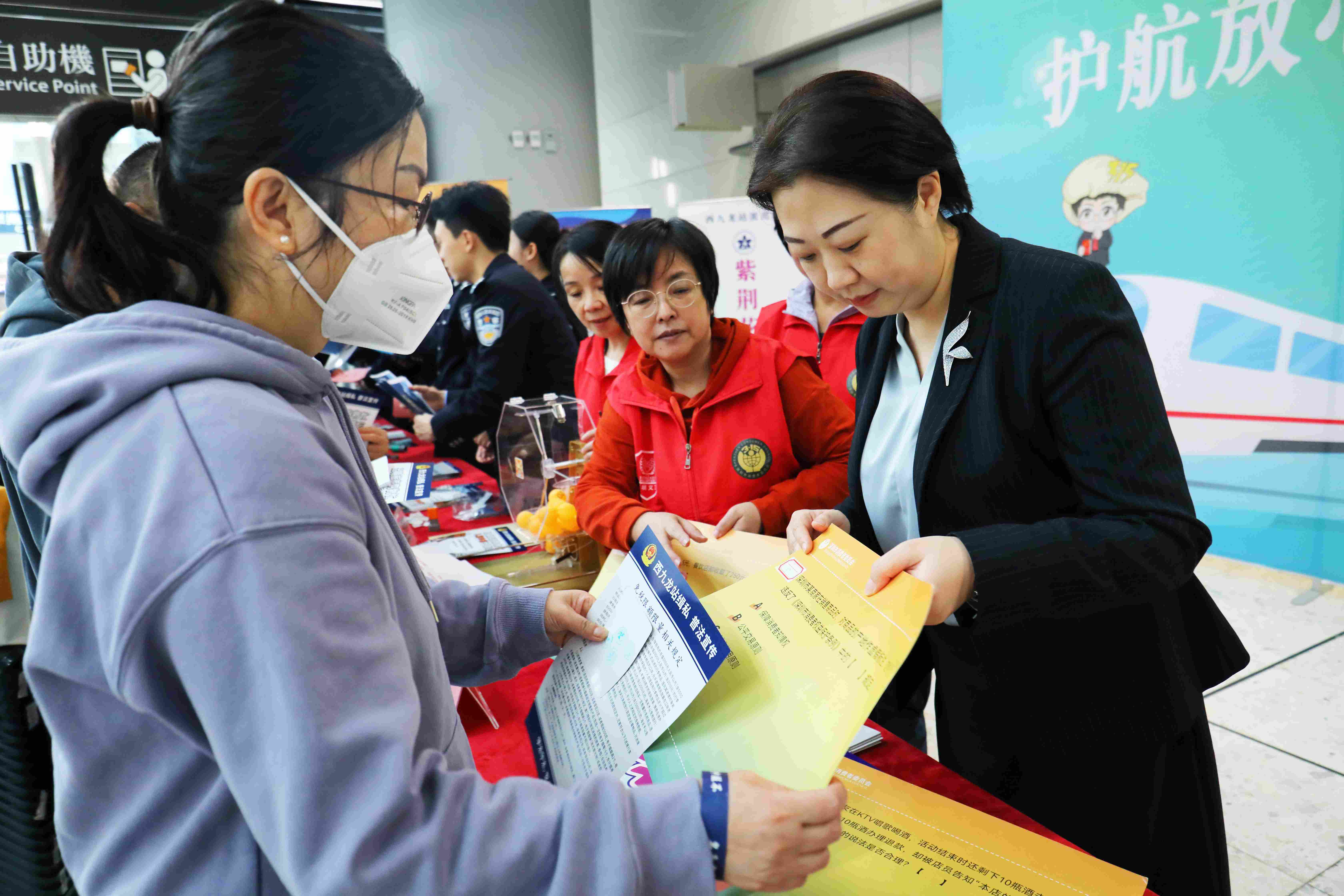 宪法宣传与消费教育深度融合 深圳市消委会为跨境旅客构筑“放心消费”桥梁