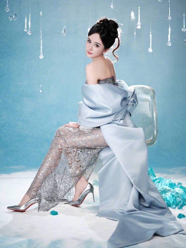 杨幂一双纤细美腿在镂空裙下若隐若现，魅力十足。