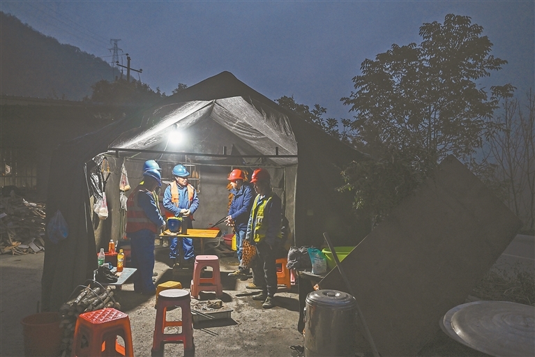 11月20日，天刚微亮，工人们开完简短的班前会，准备前往大山深处的施工点。