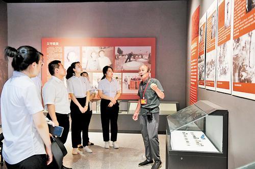 全国民族团结进步模范个人、阜城县烈士陵园保安员王志杰三十年如一日在陵园开展义务讲解。