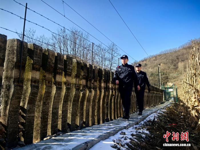 图为西安铁路公安处秦岭站派出所民警踏雪巡查线路治安。 王小东 摄