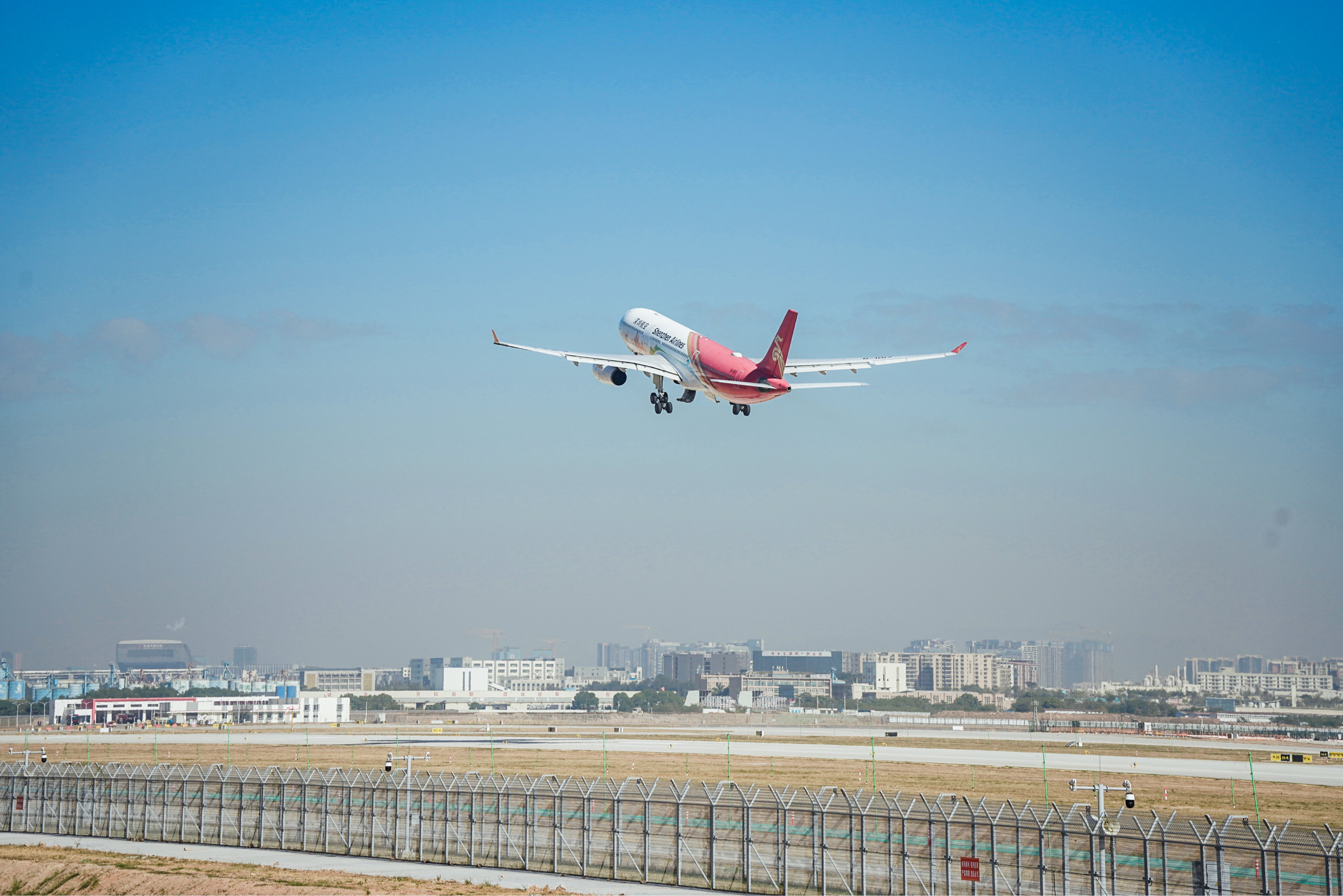 “深圳号”领衔启航 深圳航空圆满完成深圳机场三跑道首航任务