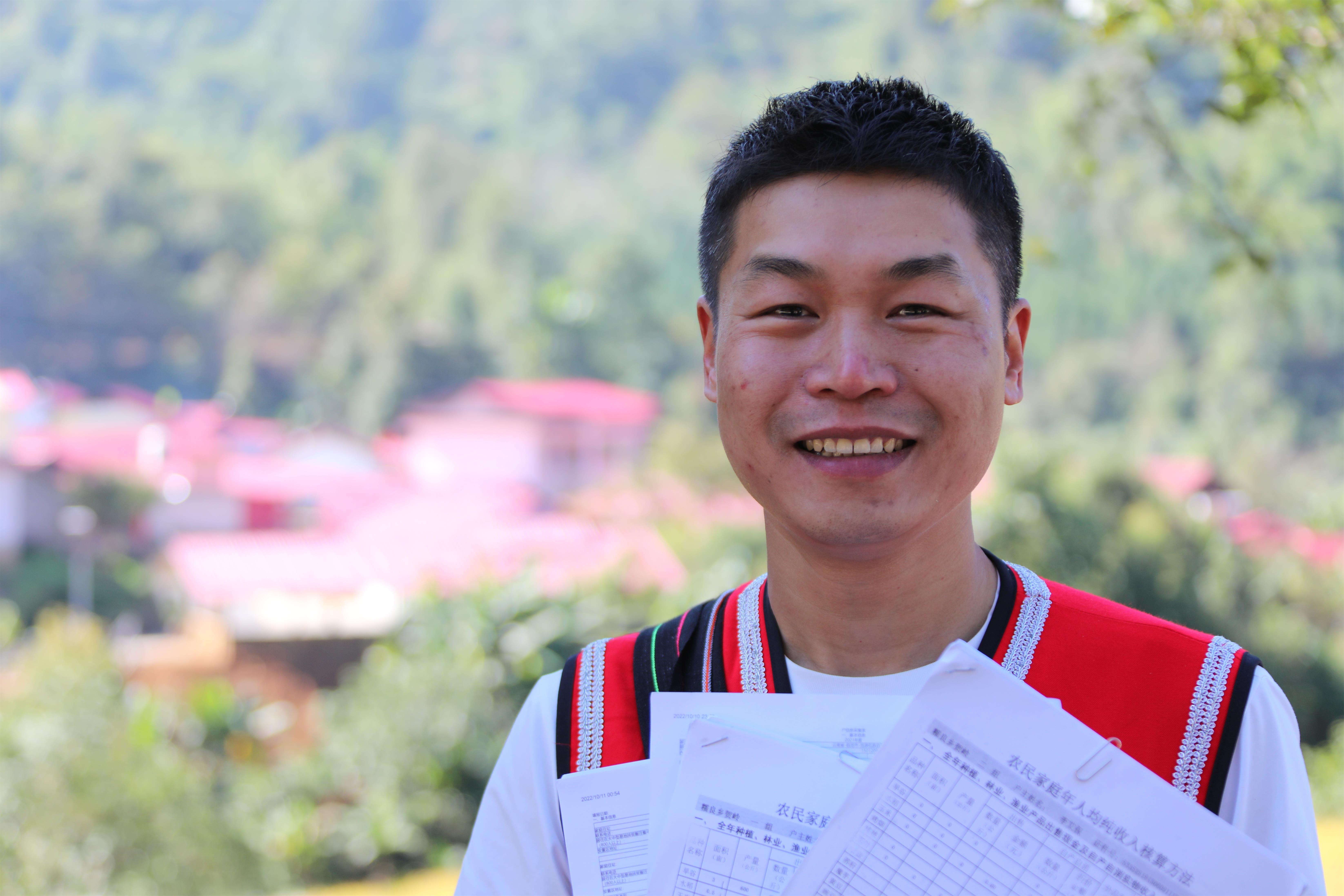 劉圣偉為村民送保單