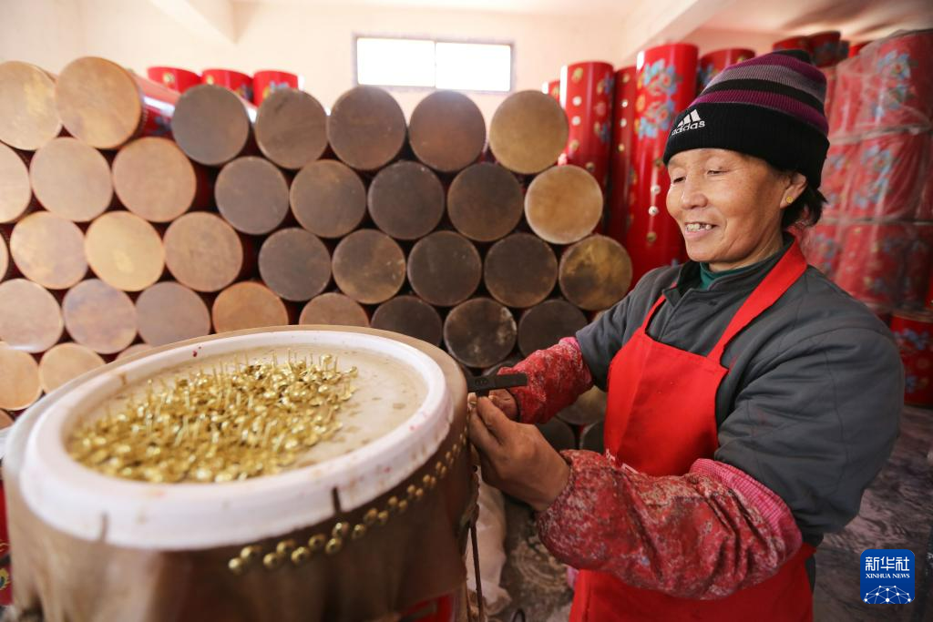 11月27日，手工艺人给牛皮鼓钉钉。新华社发（王克贤　摄）