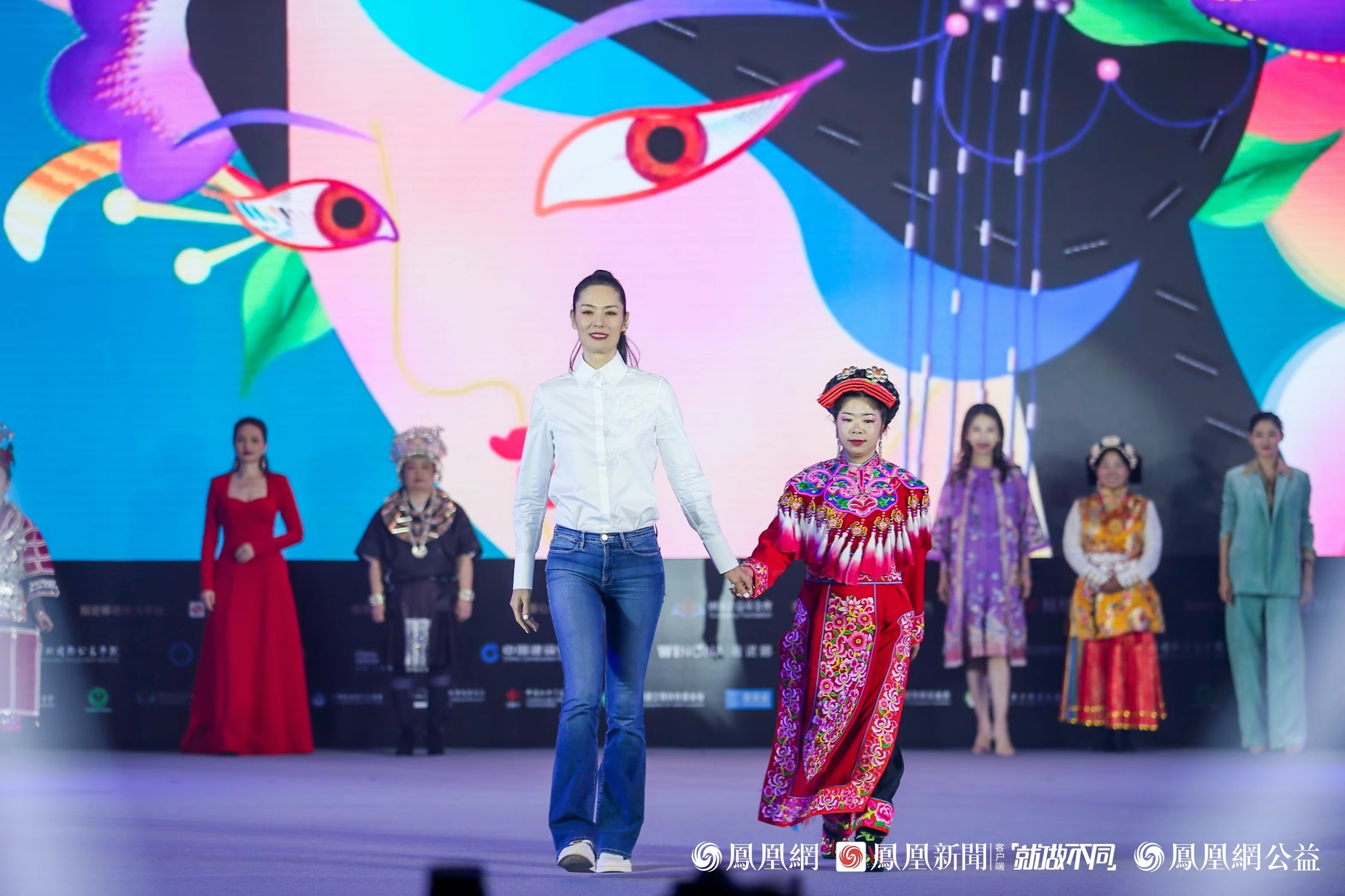 行动者联盟2021公益盛典天才妈妈创意T台秀