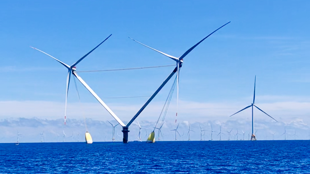 “明阳天成号”漂浮式风电平台和风电机组屹立在海面之上