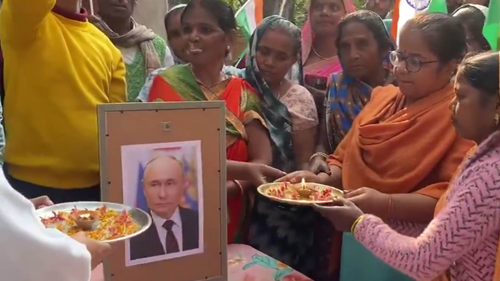 普京访印前夕，印度民众举行盛大仪式欢迎他的到来