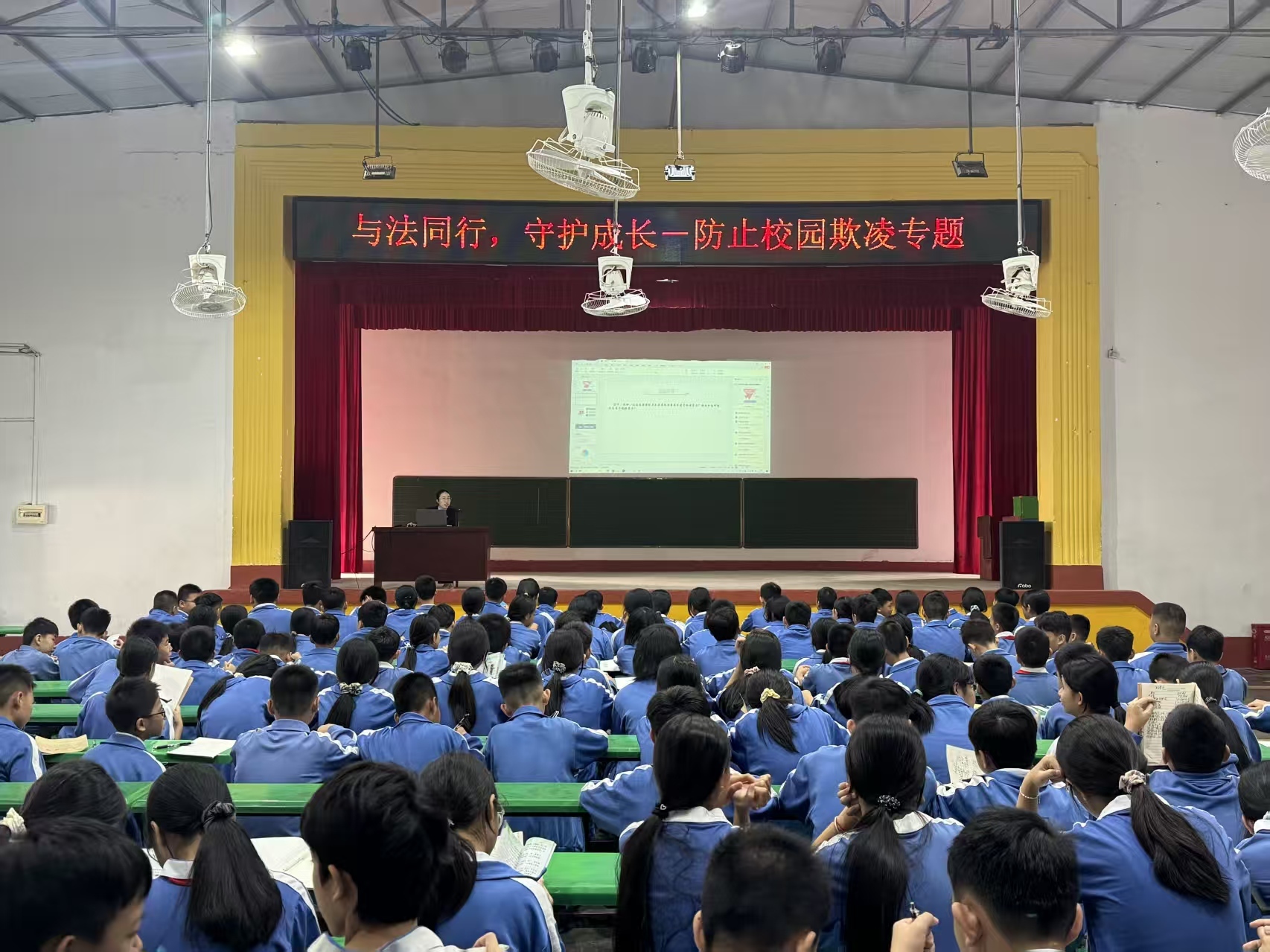 守护青春，“宪”在行动——保亭法院集中开展宪法宣传暨“法治进校园”活动