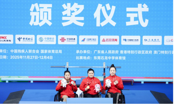 举重运动员肖翠娟（左二）