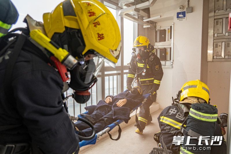 搜救转送“被困人员”。