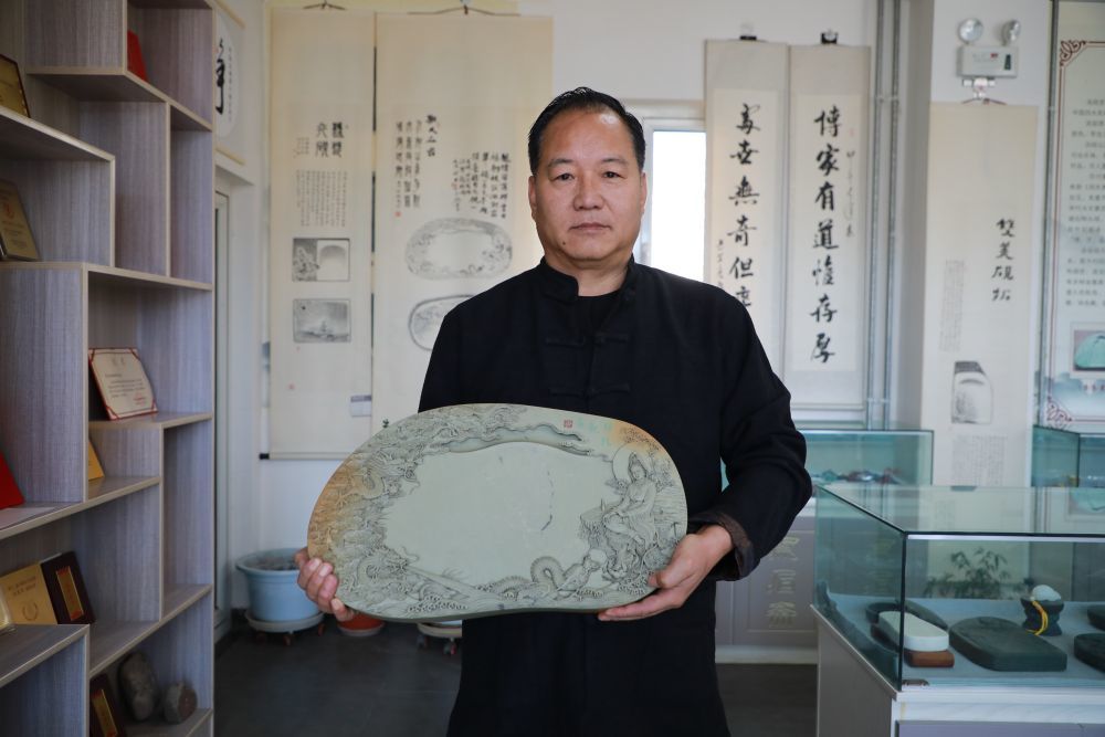 洪绪龙向记者展示自己的洮砚作品　新华社记者　梁军　摄